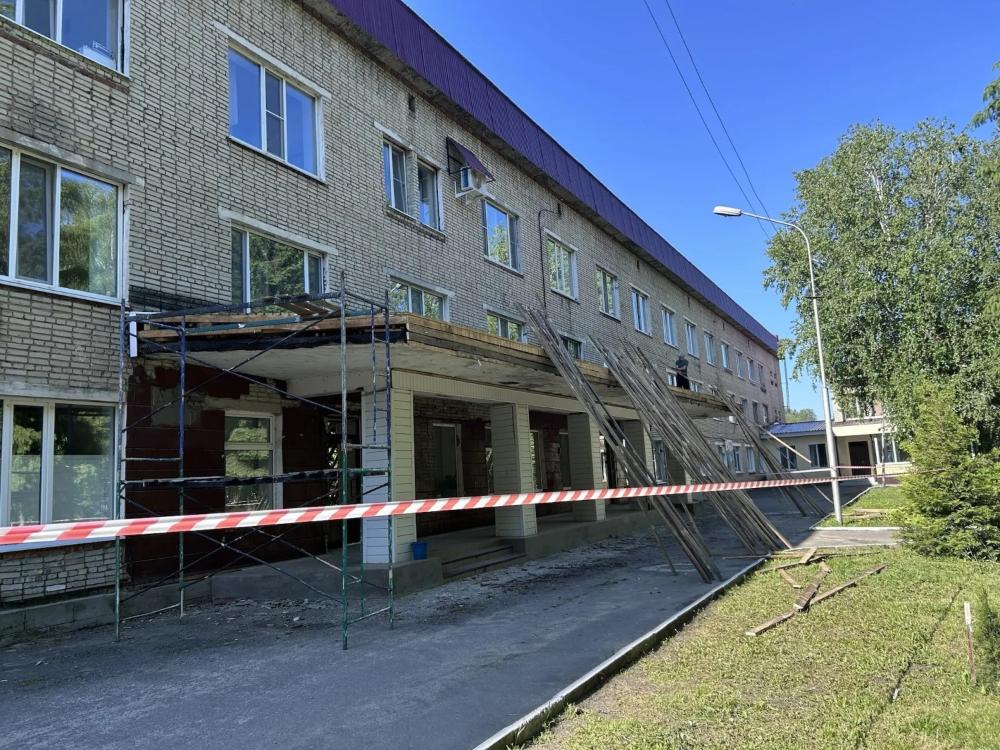 Начался капитальный ремонт фасада здания больницы